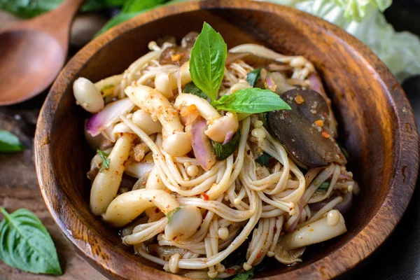 Thai würziger Pilzsalat in Holzschüssel — Stockfoto