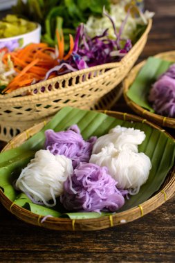 Sebze (Kan ile yerel pirinç erişte erişte ve köri sos