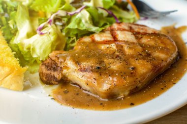 Izgara domuz biftek ve sebze