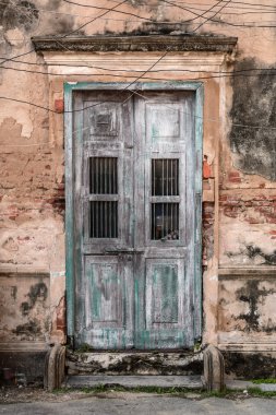 eski antik kapı ile eski grunge tuğla duvar