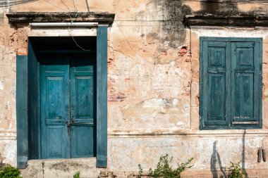 eski antik kapı ve pencere ile eski grunge tuğla duvar