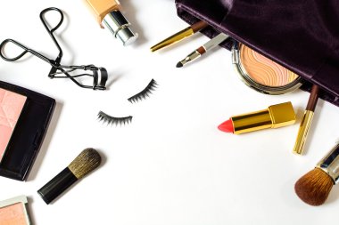 Beyaz renkte makyaj çantası ve fırçalar.