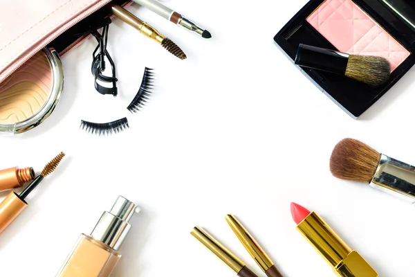 Sac de maquillage avec cosmétiques et brosses isolées sur blanc — Photo