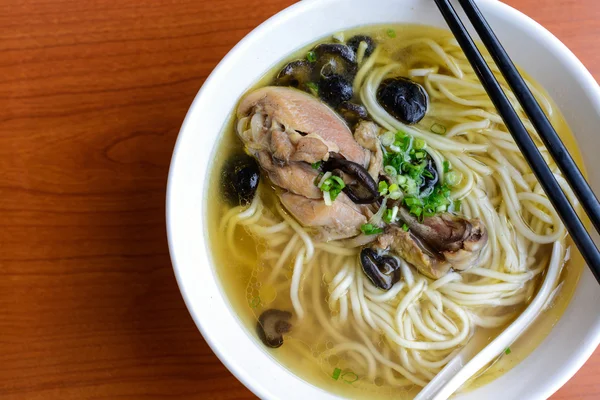 Sopa de fideos de pollo estofado en mesa de madera, estilo chino — Foto de Stock