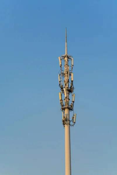 Антенна башня связи с голубым небом — стоковое фото