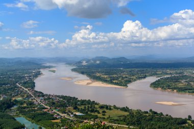 Mavi gökyüzü ile Mekong Nehri'nin güzel manzara