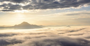 Gün batımında Dağı'nda sis