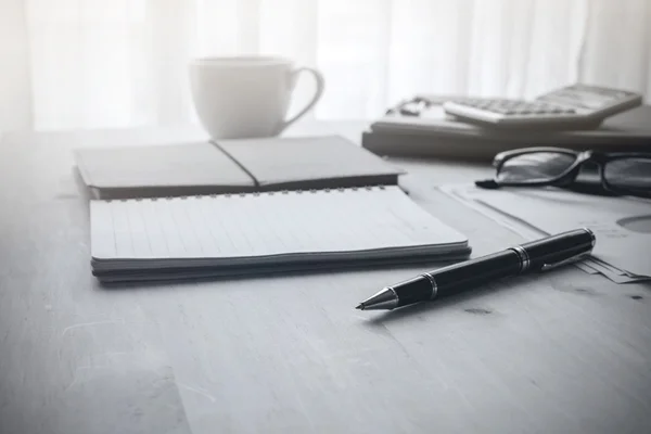 Kopje koffie op houten bureau en stack van document — Stockfoto