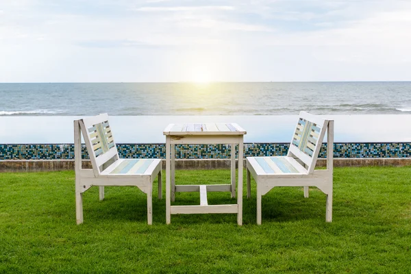 Tisch und Stuhl, Pool und Strand mit Sonnenlicht — Stockfoto