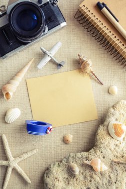 Çul arka plan üzerinde seyahat ve tatil aksesuarları