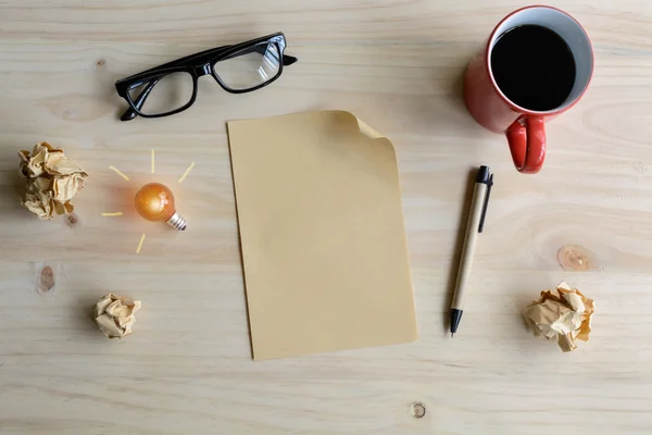 Tasse de café et papier froissé avec du papier blanc sur le bureau , — Photo