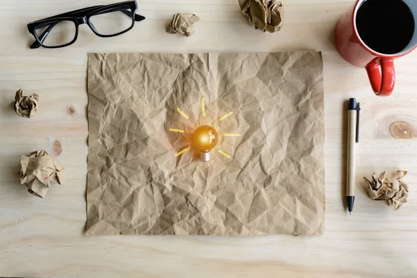 Concepto de gran idea con papel arrugado y bombilla de luz en madera — Foto de Stock