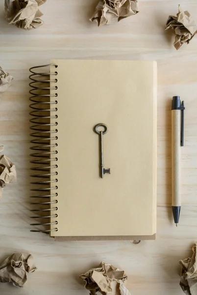 Koncepcja świetny pomysł z zmięty papier i klucz na drewnianym stole — Zdjęcie stockowe