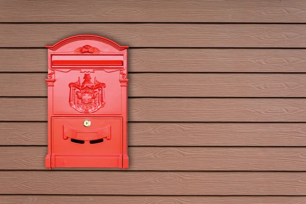 Boîte aux lettres rouge avec fond en bois avec espace de copie — Photo