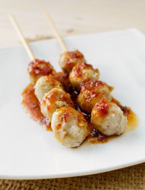 Izgara et topu baharatlı sos ile