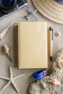 Çul arka plan üzerinde seyahat ve tatil aksesuarları