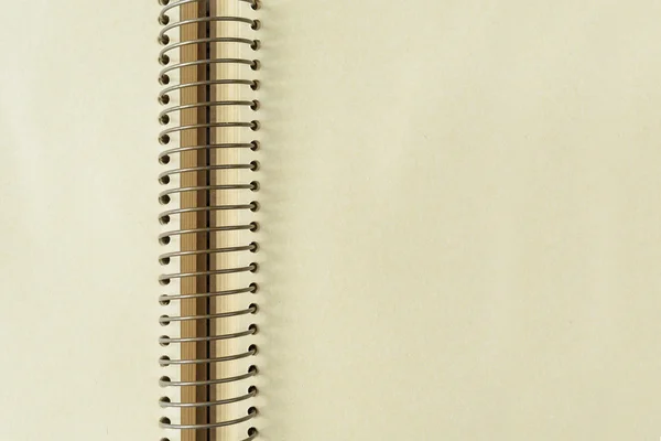 Caderno em branco marrom com espiral e espaço de cópia — Fotografia de Stock