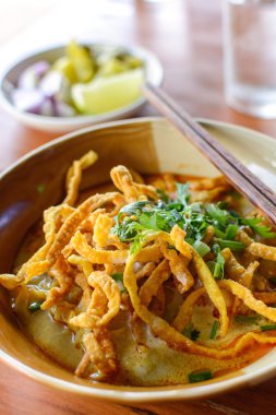 Tay çorbası köri ahşap masa üzerinde domuz eti ile