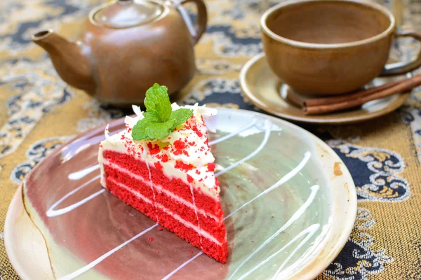 Red velvet ciasto z filiżanką herbaty i czajnik — Zdjęcie stockowe