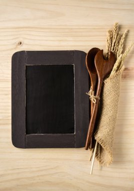 yazı tahtası ahşap zemin üzerine mutfakta ahşap malzemesi/gereci