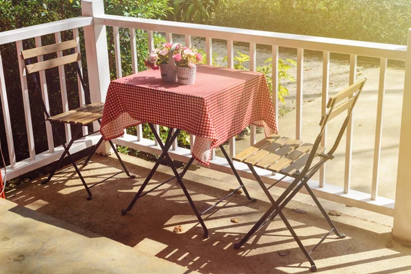 Tisch und Stuhl im Café mit Schatten und Sonnenlicht — Stockfoto