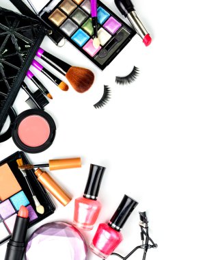 Kozmetik Çanta üzerinde beyaz backgro izole fırçalar makyaj