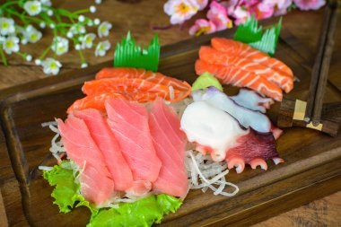 Sashimi ton balığı, somon ve ahşap masa üzerinde Squid Japon yemekleri