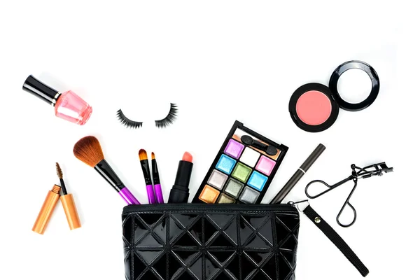 Bolsa de maquillaje con cosméticos y cepillos aislados en fondo blanco —  Fotos de Stock