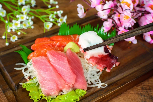 Sashimi Atún, Salmón y Calamares Comida Japonesa en mesa de madera — Foto de Stock