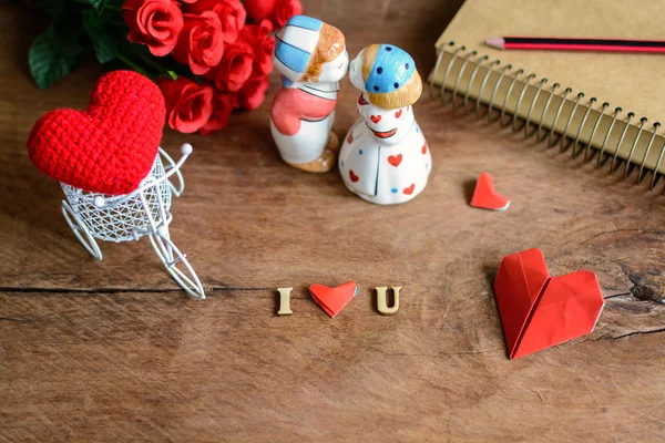 Mooie paar zoenen op houten achtergrond, de dag van Valentijnskaarten — Stockfoto