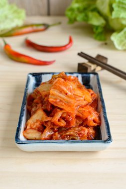 yemek çubukları ile Kimchi ahşap masa, Kore geleneksel gıda üzerinde
