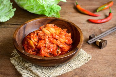 yemek çubukları ile Kimchi ahşap masa, Kore geleneksel gıda üzerinde