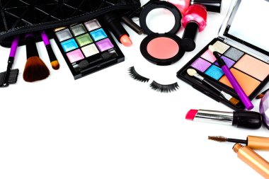 Kozmetik Çanta üzerinde beyaz backgro izole fırçalar makyaj
