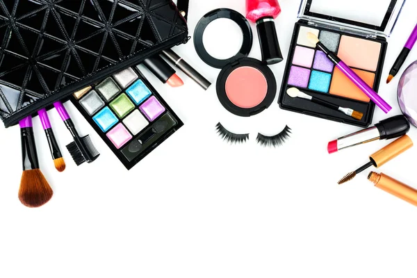 Make up bag con cosmetici e pennelli isolati su fondo bianco — Foto Stock