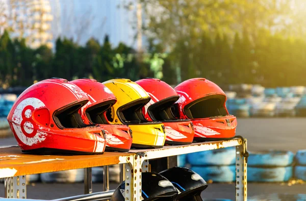 Skupina helmu na motokárách v závodě — Stock fotografie