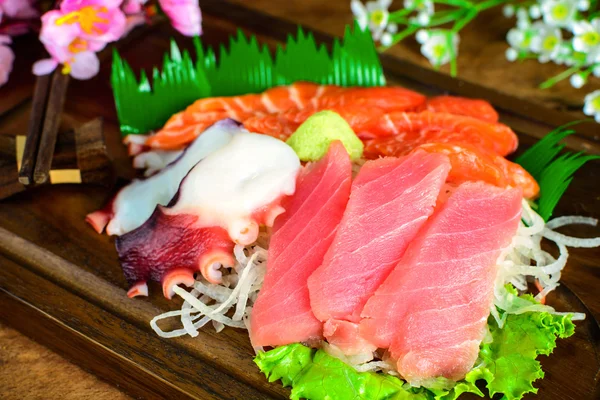 Atum Sashimi, Salmão e lula Comida japonesa em mesa de madeira — Fotografia de Stock