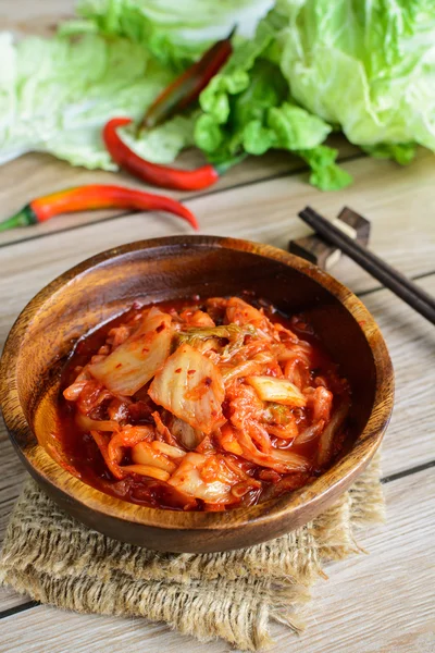 Kimchi con palillos en la mesa de madera, comida tradicional coreana — Foto de Stock