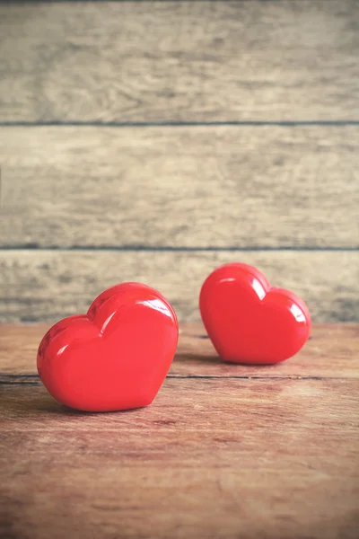 Coeur rouge en forme sur vieux fond en bois — Photo