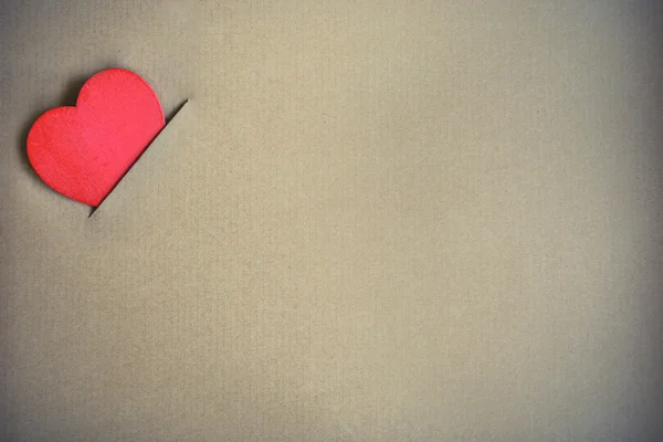 Kırmızı kalp şekli ile kahverengi karton — Stok fotoğraf