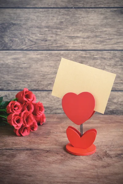 Red heart shape and blank note on old wooden background — Stock Photo, Image