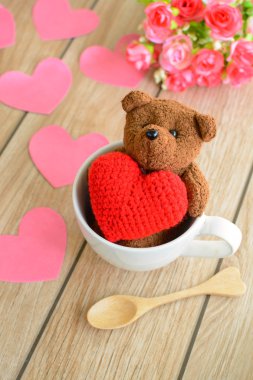 Ayıcık kahve kırmızı kalp şeklinde ahşap tablo içinde