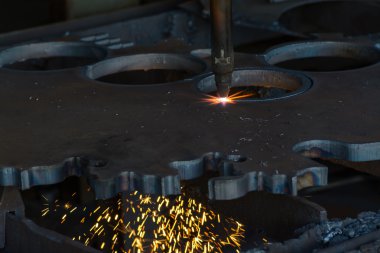 Düz sac çelik malzeme ile kıvılcım kaynak kesme lazer