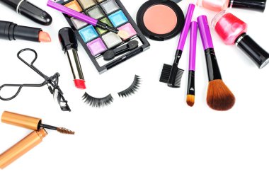 Kozmetik Çanta üzerinde beyaz backgro izole fırçalar makyaj