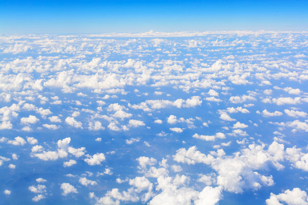 Абстрактный фон красивого голубого неба
