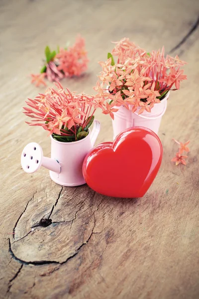 Rood hart vorm met bloemen en nota over oude houten tafel — Stockfoto