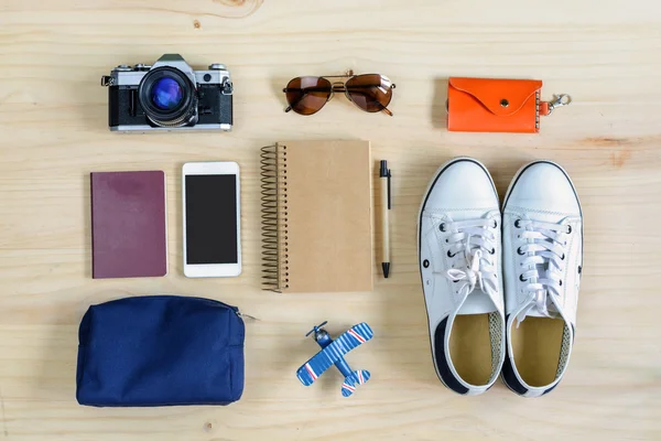 Outfit des Reisenden auf hölzernem Hintergrund, Reisekonzept — Stockfoto