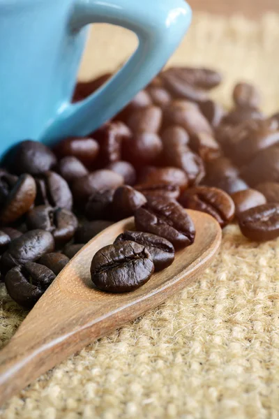 Grano de café con cuchara y taza de madera —  Fotos de Stock