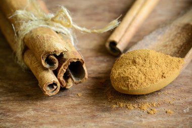 Tarçın çubukları ve toz tahta masada.