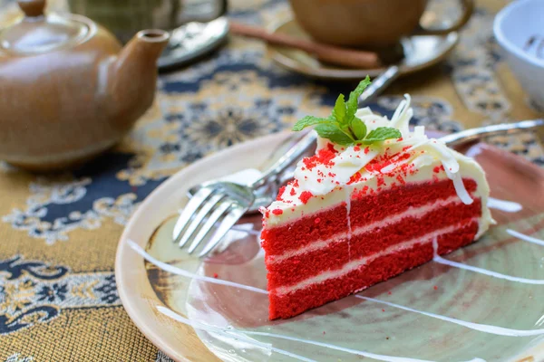 Red velvet ciasto z filiżanką herbaty i czajnik — Zdjęcie stockowe