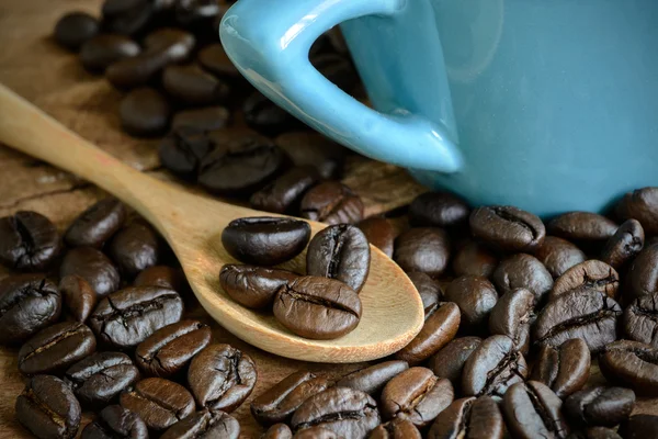 Cultivo de café con cuchara y taza de madera —  Fotos de Stock